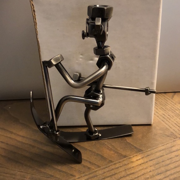 Metal skier sculpture - Picture 3 of 7